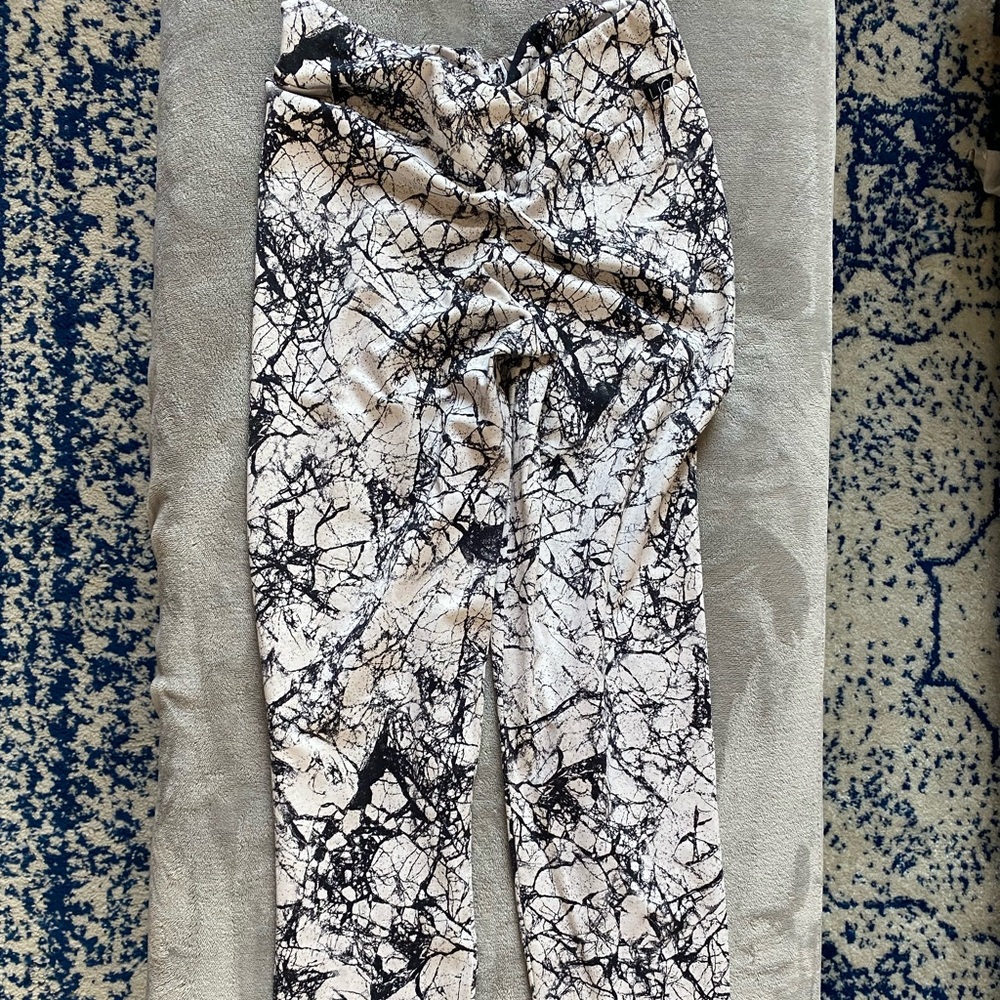 LiCi Fit Marble v-cut scrunch leggings size L